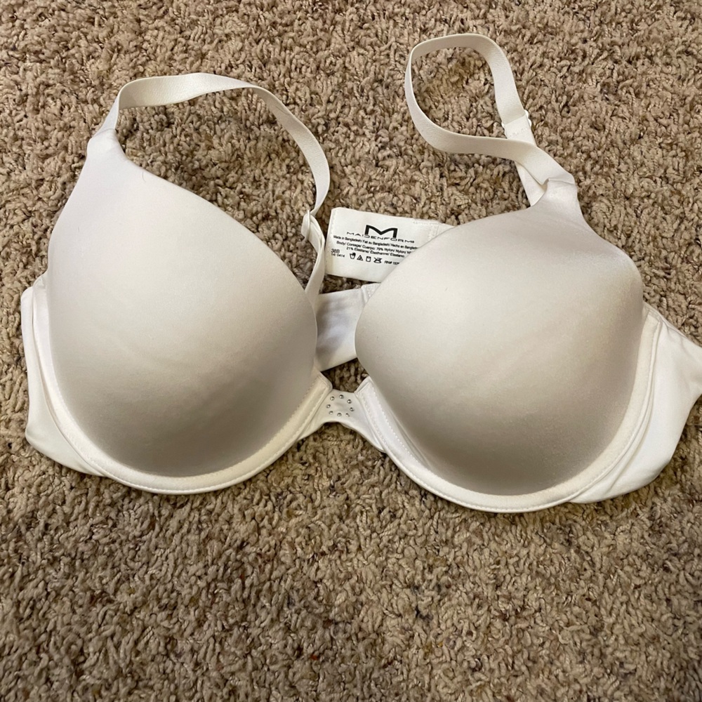 NWOT Maidenform Bra, White, Embellishments between cups